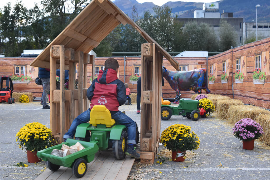 Traktorfahren für Kids, präsentiert von der LANDI Graubünden an der landquarter mäss, Landquart (Graubünden)