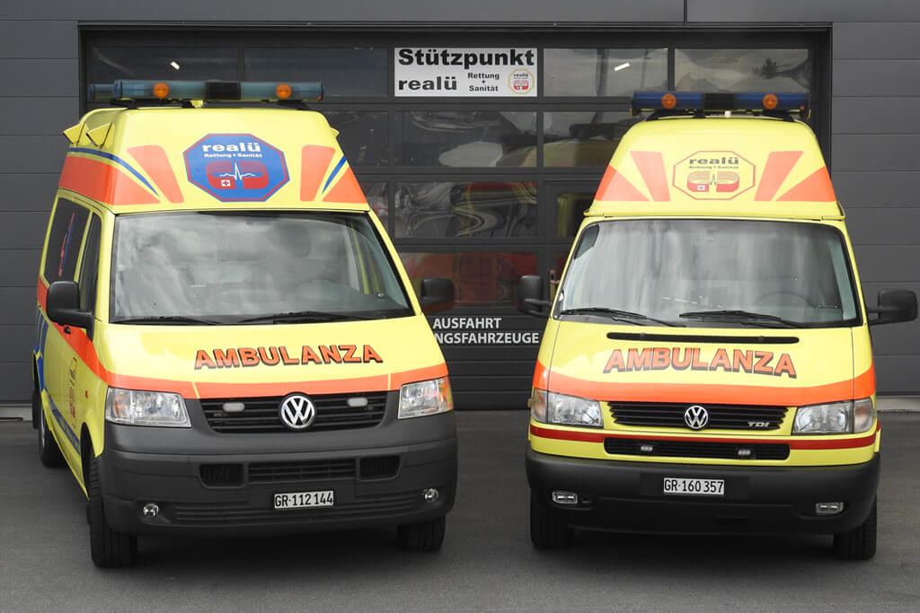 Die Stiftung "Rettung + Sanität realü" präsentiert sich an der landquarter mäss, Landquart (Graubünden) - zwei Ambulanzwagen sind auf dem Bild ersichtlich